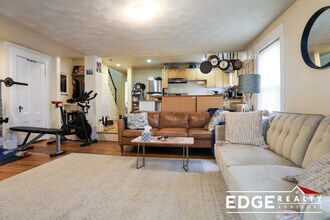 38 Cherry St, Unit #2 in Somerville, MA - Foto de edificio - Building Photo