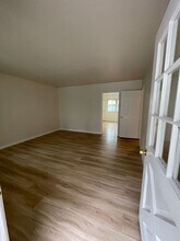 15550 Vanowen St in Los Angeles, CA - Building Photo - Building Photo