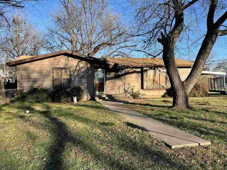 400 N Tackitt St in Seymour, TX - Building Photo