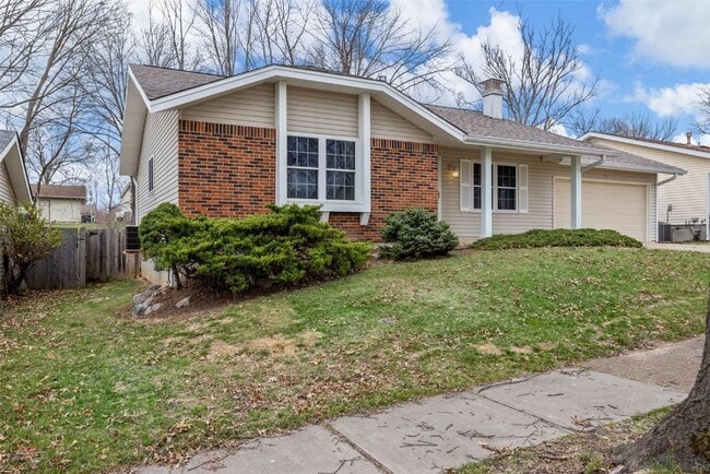 215 Shadyoak Dr in Ballwin, MO - Foto de edificio - Building Photo