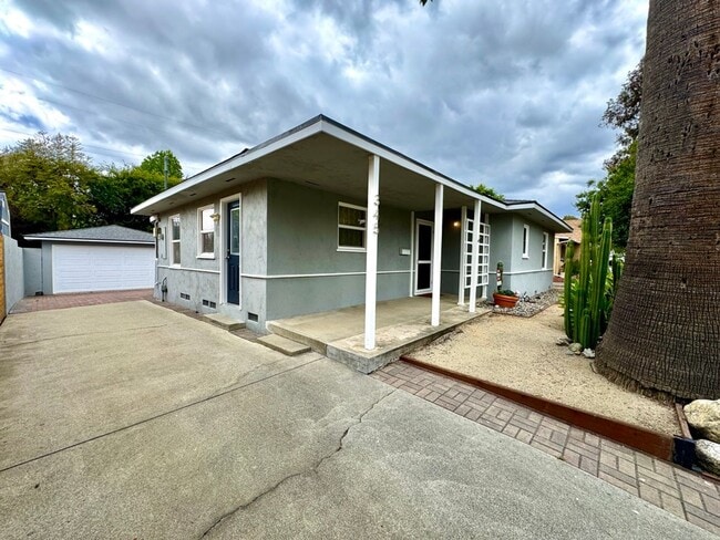 345 S College Ave in Claremont, CA - Building Photo - Building Photo