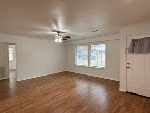 204 Meadow Ln in Brenham, TX - Foto de edificio - Building Photo