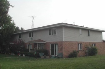 Elmherst Court in Williams Bay, WI - Foto de edificio - Building Photo