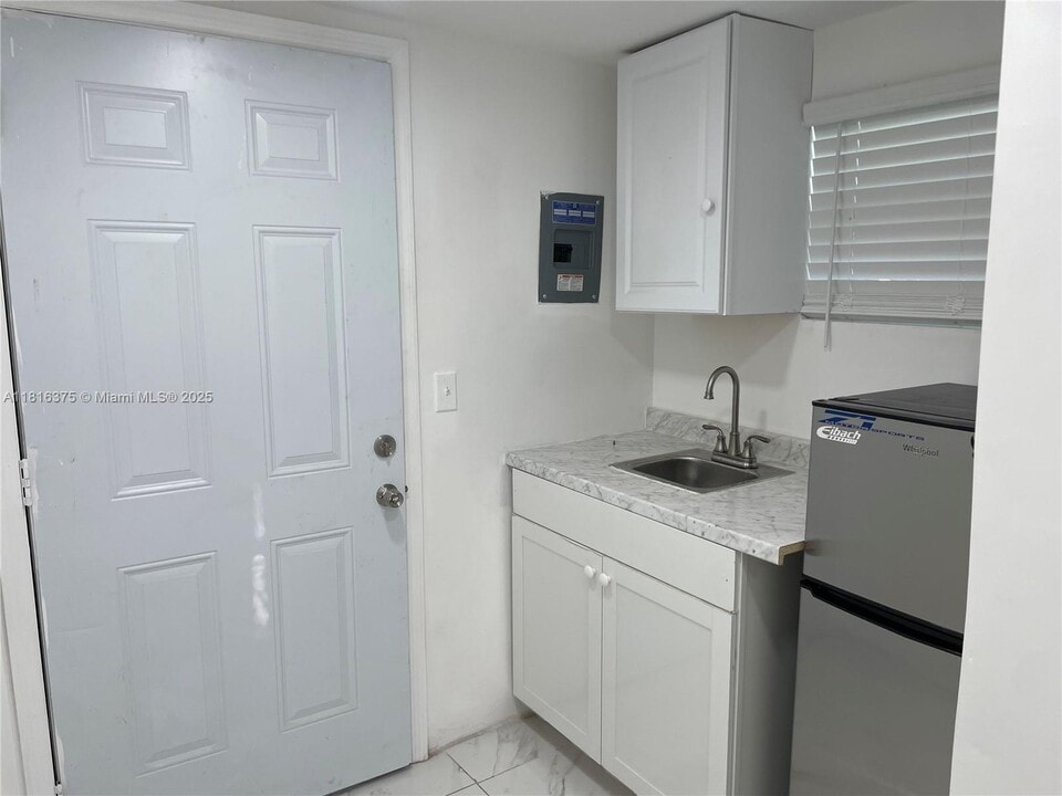760 NE 168th St in North Miami Beach, FL - Building Photo