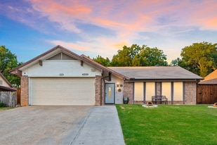 4233 Glen Ridge Dr in Arlington, TX - Building Photo