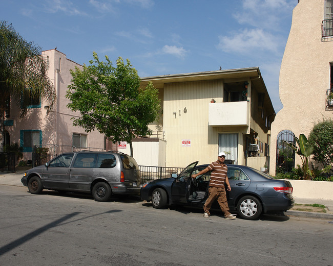 716 N Hobart Blvd in Los Angeles, CA - Foto de edificio - Building Photo