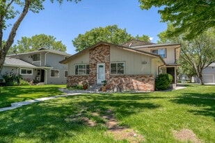 661 Oakwood Dr in Sparks, NV - Building Photo