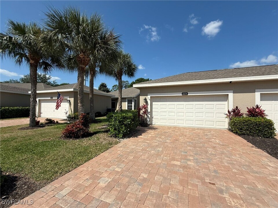 23176 Grassy Pine Dr in Estero, FL - Foto de edificio