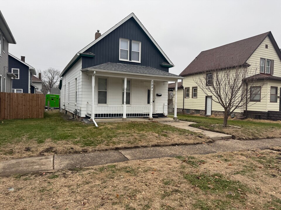 105 6th Ave in Moline, IL - Building Photo