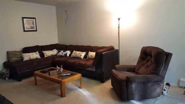 3 Hook Rd, Unit 42D in Poughkeepsie, NY - Foto de edificio - Building Photo