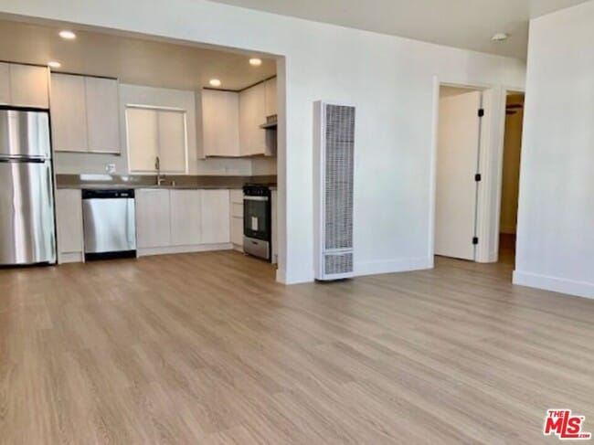 property at 626 N Kingsley Dr