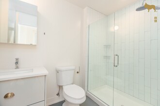 201 E Adams St in Chicago, IL - Foto de edificio - Building Photo