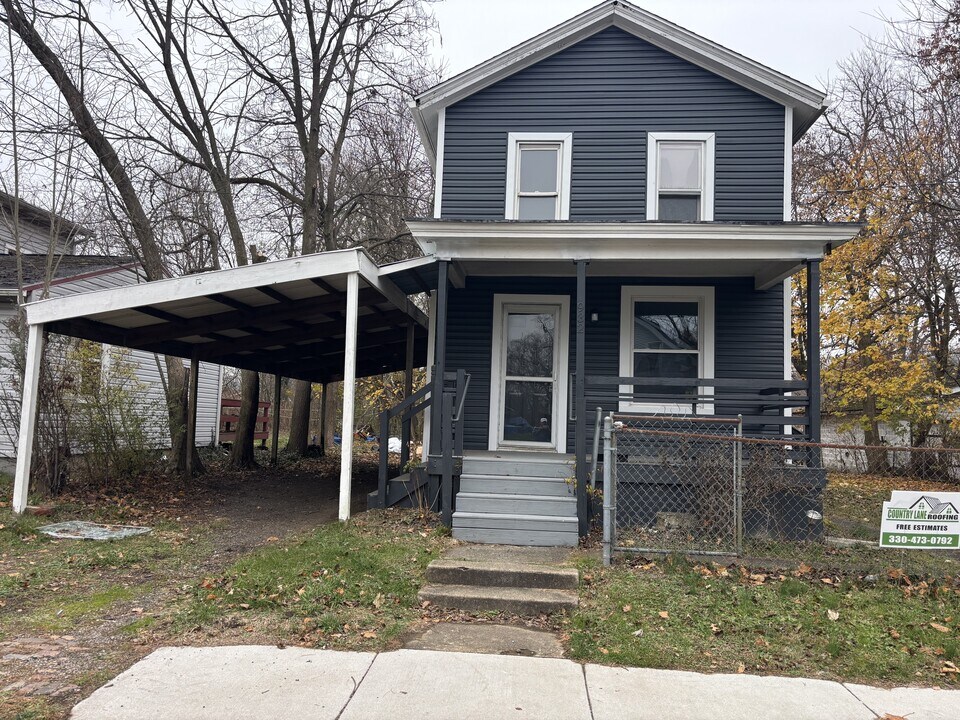 932 13th St SE in Massillon, OH - Building Photo