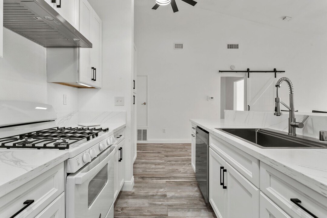 10590 Lakeside Dr N in Garden Grove, CA - Building Photo