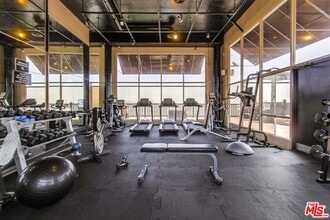 7250 Franklin Ave in Los Angeles, CA - Building Photo - Building Photo