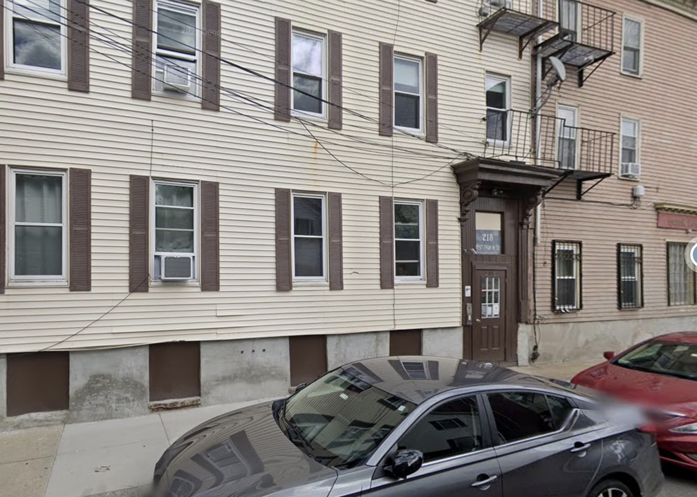 218 W 8th St, Unit 3 in Boston, MA - Building Photo