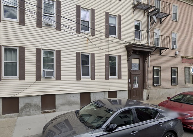 218 W 8th St, Unit 3