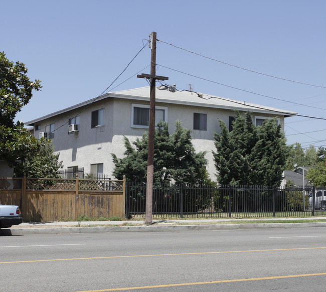 7459 Vineland Ave in Sun Valley, CA - Building Photo - Building Photo