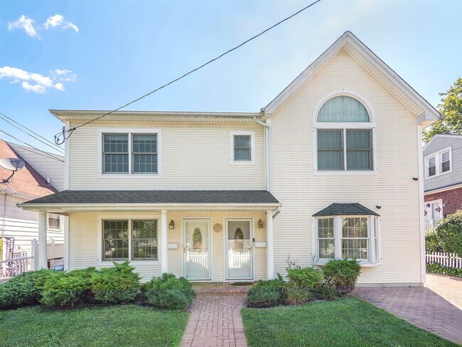 30 Edgewood Rd in Port Washington, NY - Building Photo - Building Photo