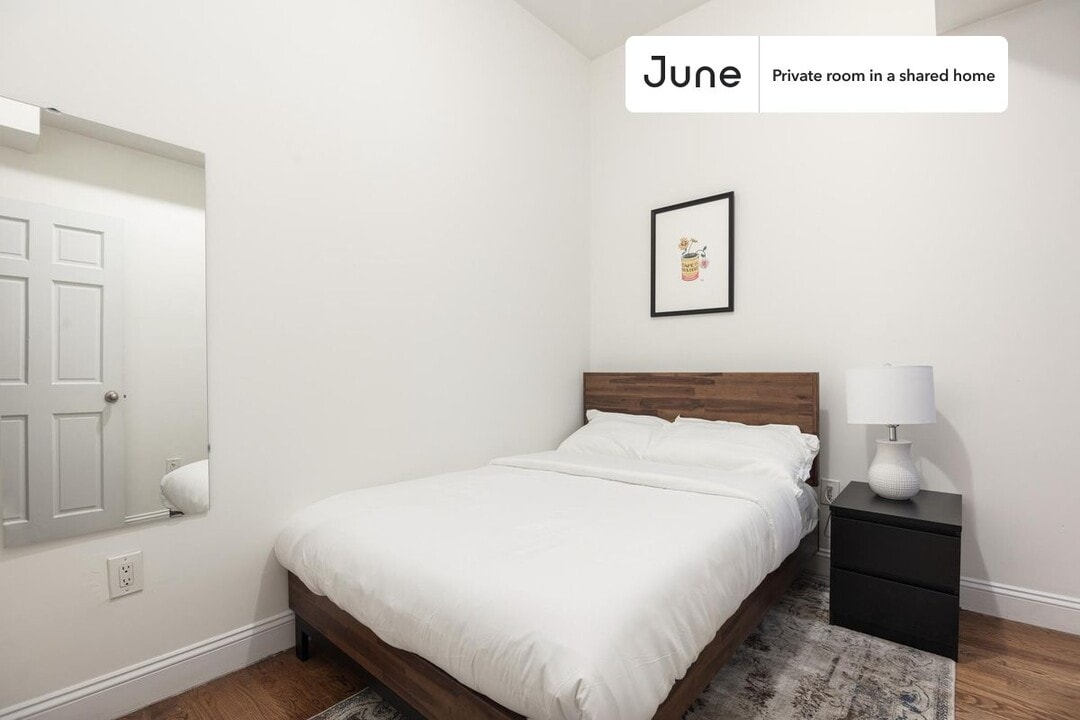 Private bedroom in 4 bed/1 bath Home in New York, NY - Building Photo