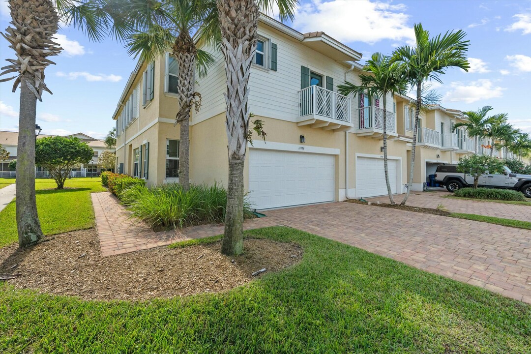 11936 Cypress Key Way in Royal Palm Beach, FL - Foto de edificio