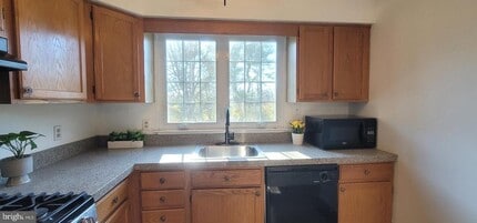 10 Woodfield Dr in Claymont, DE - Building Photo - Building Photo