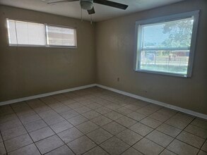 1027 19th Ave S in St. Petersburg, FL - Foto de edificio - Building Photo