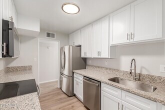 9033 N 15th Dr in Phoenix, AZ - Foto de edificio - Building Photo