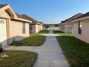 1005 Cedarwood Dr, Unit 1 in Rio Grande City, TX - Foto de edificio - Building Photo