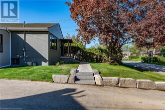 1041 Shepherds Dr in Burlington, ON - Building Photo - Building Photo