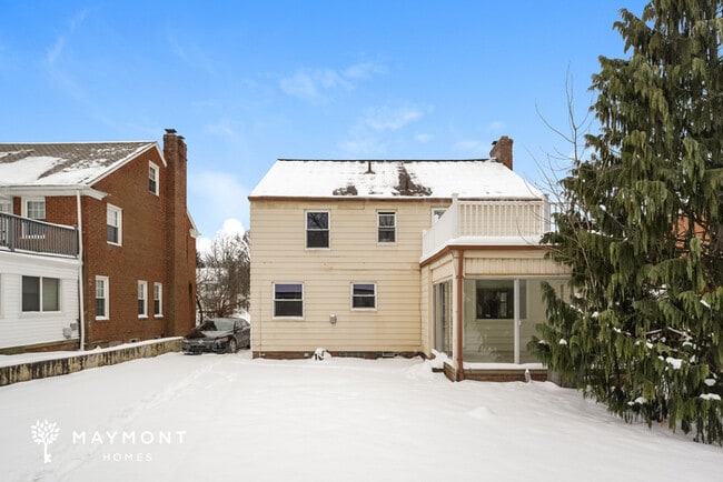 2371 Loyola Rd in University Heights, OH - Foto de edificio - Building Photo