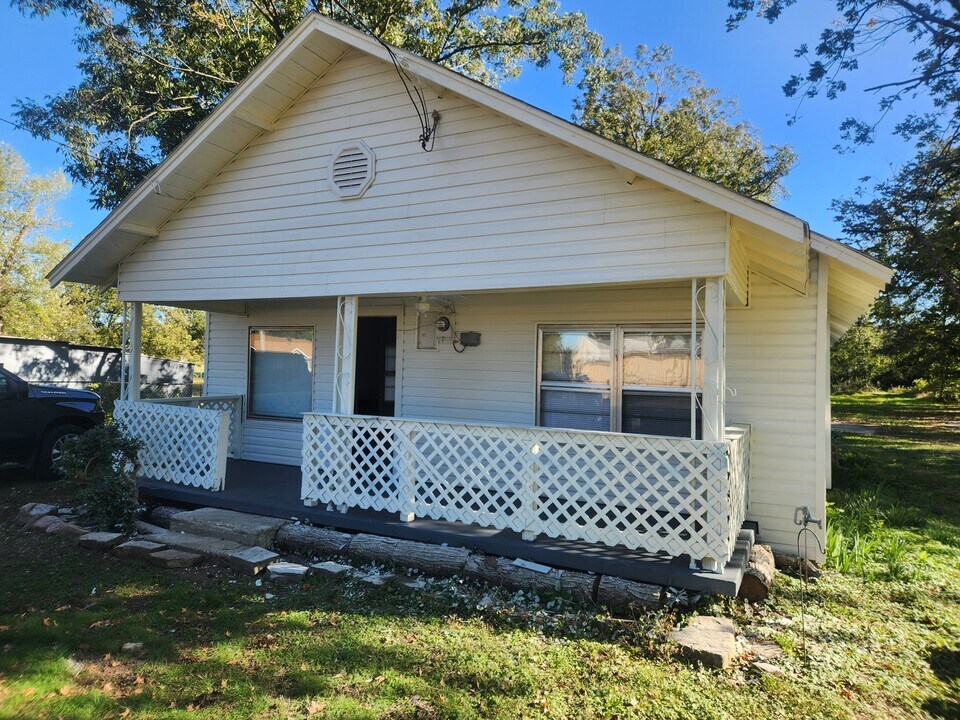 1116 E Academy St in Paris, AR - Building Photo