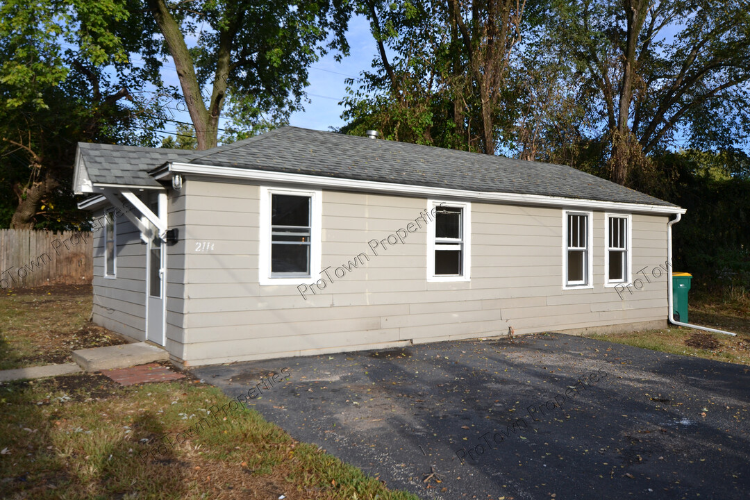 211 Hyde Park St in Joliet, IL - Foto de edificio