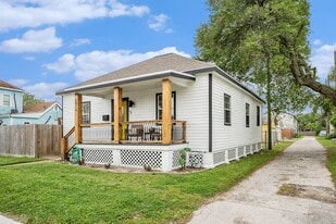 2015 37th St in Galveston, TX - Building Photo