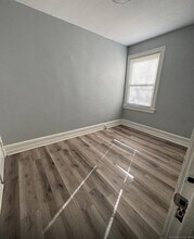 301 Dover St, Unit 1st in Bridgeport, CT - Building Photo - Building Photo
