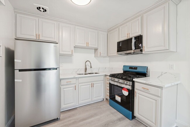 337 Rexford Dr in Beverly Hills, CA - Building Photo - Building Photo