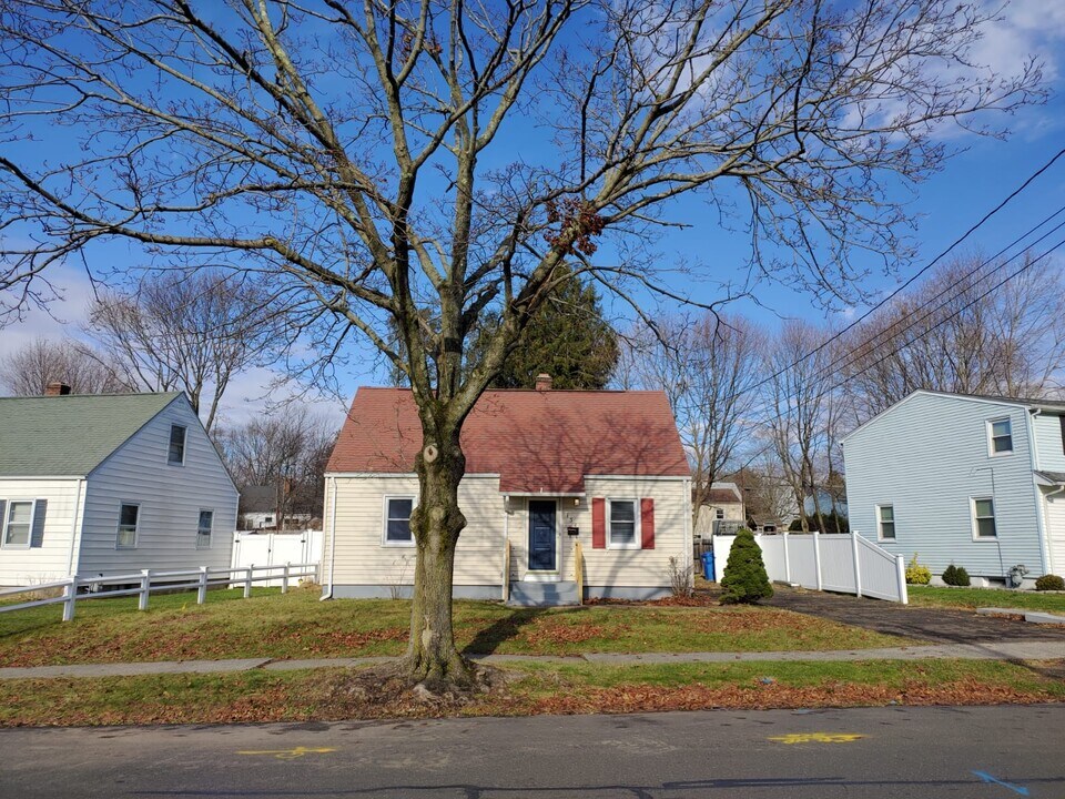 134 W Side Dr in Hamden, CT - Building Photo