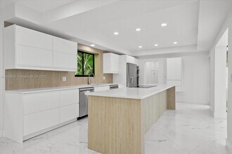 112 E 1st Ct in Miami Beach, FL - Building Photo - Building Photo