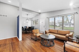 2310 Dove Dr in Florissant, MO - Building Photo