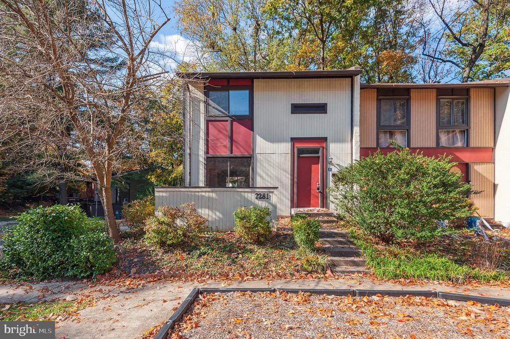 2281 Emerald Heights Ct in Reston, VA - Building Photo