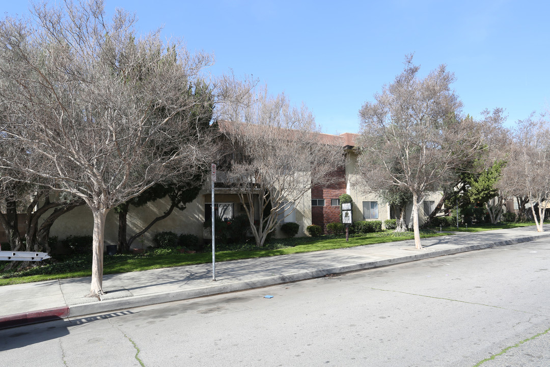 Independence Apartments in Canoga Park, CA - Building Photo