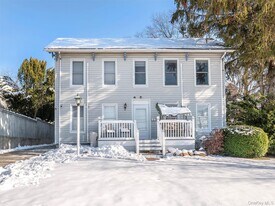 12 Rams Hill in Glenwood Landing, NY - Building Photo