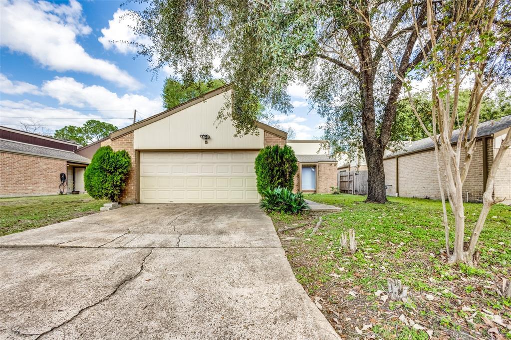 16030 Bear Hill Dr in Houston, TX - Building Photo