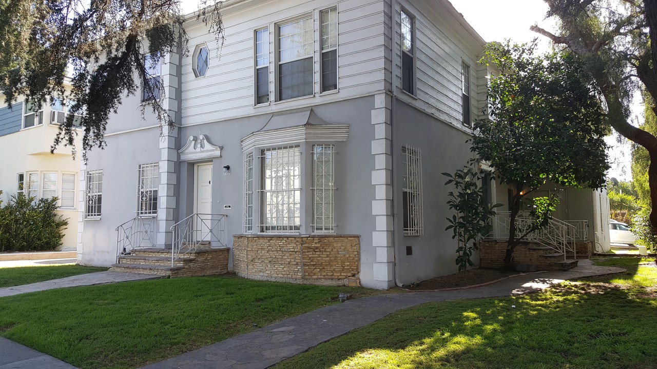 1344 N Alta Vista Blvd in Los Angeles, CA - Building Photo