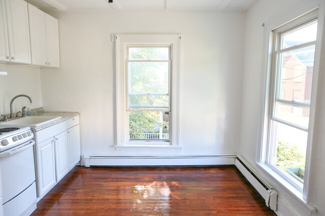 16 Russell Street, Unit 2nd Floor in Saugerties, NY - Building Photo - Building Photo