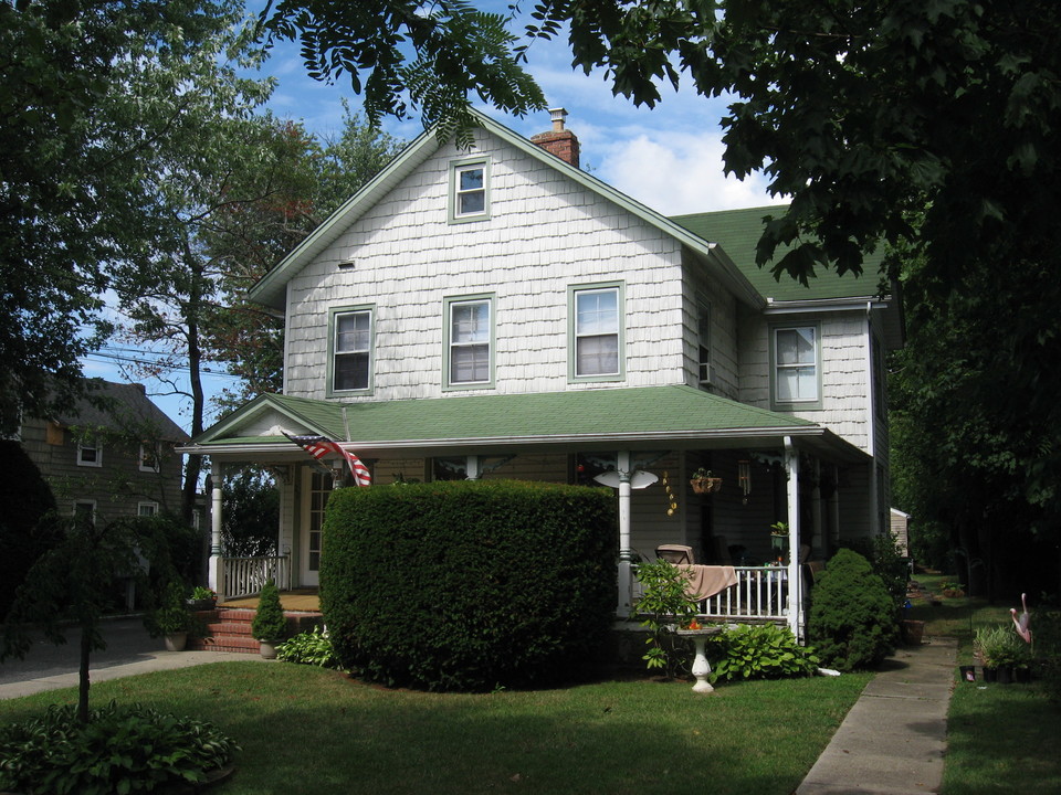 22 Park Ave in Amityville, NY - Building Photo