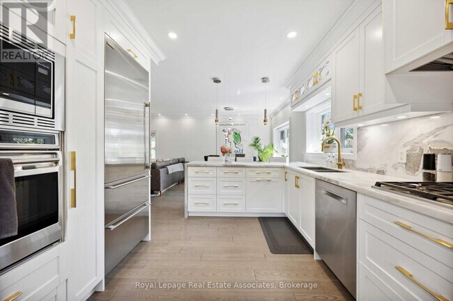 27 Glen Elm Ave in Toronto, ON - Building Photo - Building Photo