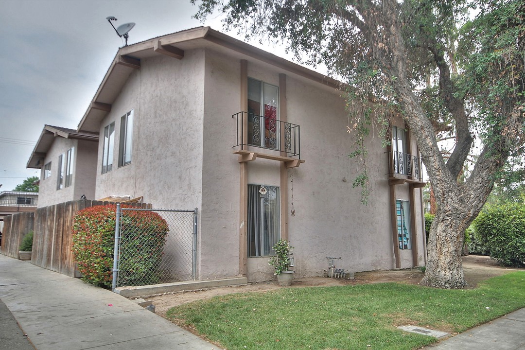 1064-1076 Helm Ave in Clovis, CA - Building Photo