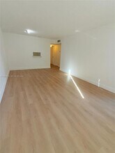 5755 W 20th Ave in Hialeah, FL - Foto de edificio - Building Photo