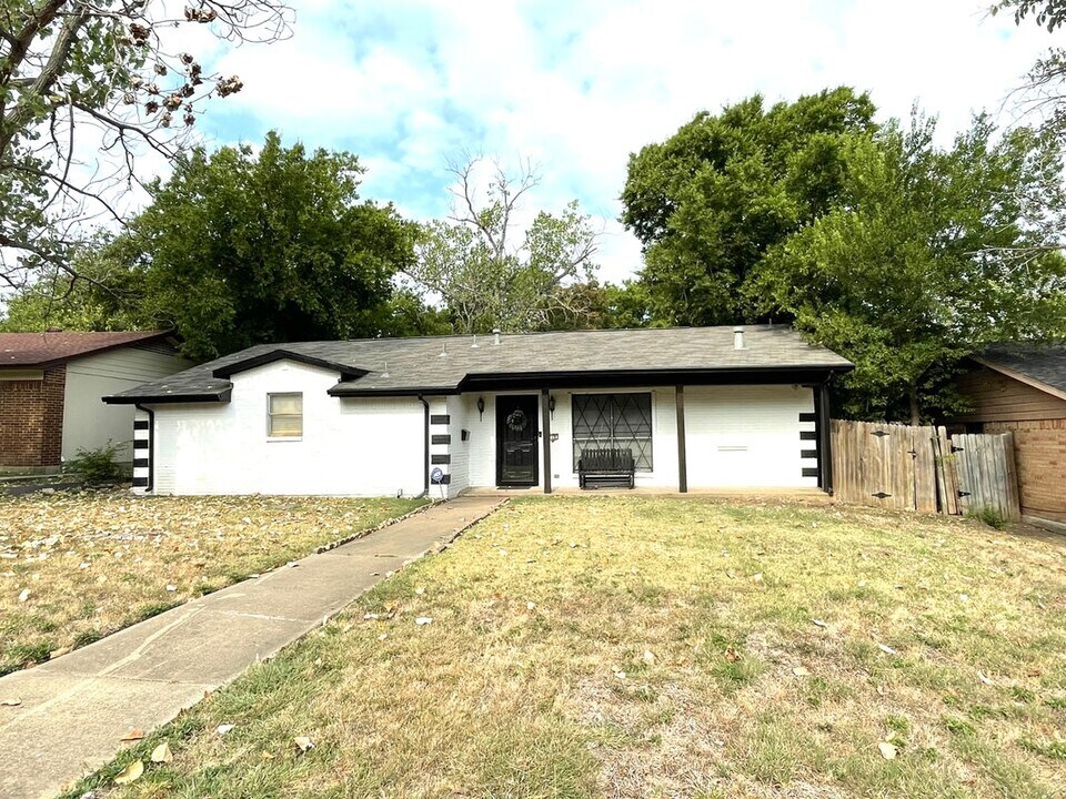 709 Blue Grass Dr in Dallas, TX - Building Photo